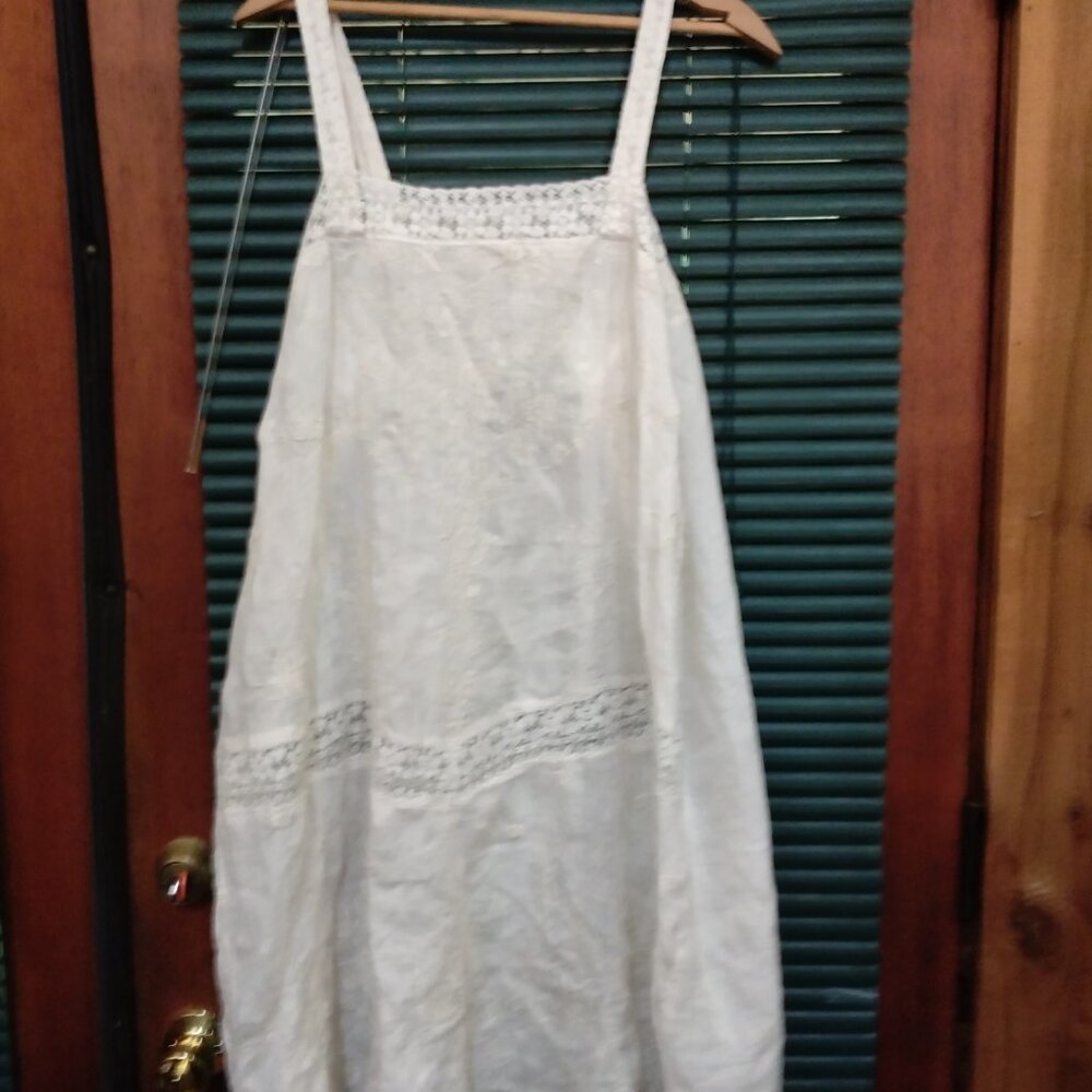 NWT Magnolia Pearl Vivi Anne Embroidered Hi Low Slip